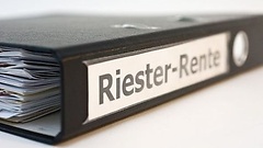 Ordner mit Riester-Rente-Aufschrift