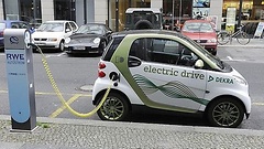 Elektroauto beim 'Strom tanken'.