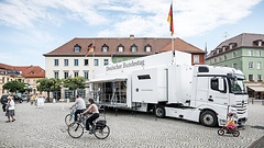 Das Infomobil des Bundestages auf dem Goetheplatz in Weimar