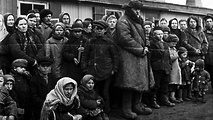 Zwangsarbeiter bei ihrer Ankunft in Meinerzhagen (Nordrhein-Westfalen) im Jahr 1944.