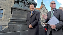 Norbert Lammert (rechts) und Radosław Sikorski auf dem Schlossplatz in Dresden