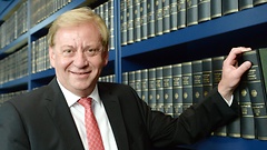 Ingo Gädechens in der Bibliothek des Reichstagsgebäudes