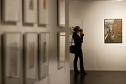 Eine Frau fotografiert im Museum das Gemälde «New York: Blick in die Straßenschlucht» von Magda Langenstraß-Uhlig (1935). 