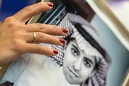 Ensaf Haidar, Frau des saudischen Bloggers Raif Badawi, hält ein Foto ihres Ehemanns