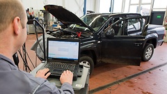 Software-Update für das Steuergerät Motorelektronik in einer Volkswagen-Werkstatt