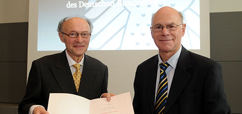 Bundestagspräsident Prof. Dr. Norbert Lammert (re) verleiht am Mittwoch, 11. Mai 2011, den Wissenschaftspreis an den emeritierten Neuzeithistoriker Prof. Dr. Dieter Düding.