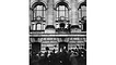Philipp Scheidemann auf einem Balkon des Reichstagsgebäudes: Am 9. November 1918 proklamierte Scheidemann von einem Balkon des Reichstagsgebäudes aus die demokratische Republik. Die Szene wurde später für das Foto nachgestellt.