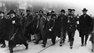 Bewaffnete Arbeiter und Soldaten auf dem Weg in das Berliner Zeitungsviertel während des Januaraufstands 1919, Foto: Willy Römer, 5. Januar 1919