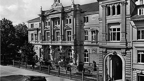Das Prinz-Max-Palais in Karlsruhe war von 1951 bis 1968 erster Sitz des Bundesverfassungsgerichtes: Postkarte, 1951/68, Foto: Hendrik Schöttle, 1969/2008