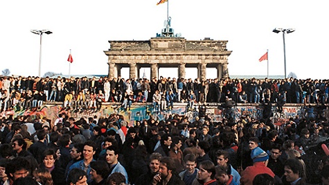 Feiernde Menschen vor dem Brandenburger Tor nach dem Fall der Berliner Mauer, Foto: Klaus Lehnartz, 10. November 1989