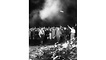 Bücherverbrennung auf dem Berliner Opernplatz: In Berlin und vielen anderen deutschen Universitätsstädten fanden am 10. Mai 1933 und in den folgenden Wochen Bücherverbrennungen statt. Foto (Ausschnitt), 10. Mai 1933