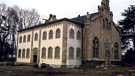 Das Bonner Wasserwerk während der Umbauarbeiten im April 1986. Das Wasserwerk soll vorübergehend dem Deutschen Bundestag als Ausweichquartier dienen.