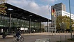 Das ehemalige Bundeshaus mit dem Plenarsaal des Bundestages (l) und das Abgeordneten Haus "Langer Eugen" (r, Hintergrund) in Bonn, in das Mitte 2005 zahlreiche UN-Organisationen einziehen sollen, aufgenommen am 05.11.2004.