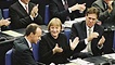 Angela Merkel, Vorsitzende der CDU, im Gespräch mit Friedrich Merz, CDU/CSU-Fraktionsvorsitzender (l.) und Michael Glos, Stellvertretender CDU/CSU-Fraktionsvorsitzender (r.).