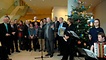 Bundestagsvizepräsident Wolfgang Thierse (SPD) wurde ein Weihnachtsbaum von der Lebenshilfe überreicht