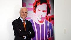 Franz Beckenbauer vor seinem Porträt