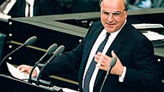 Helmut Kohl am Rednerpult des alten Plenarsaals in Bonn