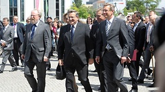 Thierse, Komorowski und Wulff auf dem Weg zur Gedenktafel