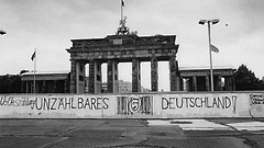 Berliner Mauer mit Graffiti gegen die Volkszählung 1987 und Brandenburger Tor