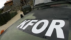 Geländewagen mit Aufschrift 'KFOR'