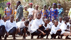 Kinder in Sierra Leone führen ein Theaterstück gegen die Beschneidung weiblicher Genitalien auf.