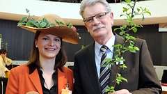 Theresa Erdmann und Hans-Michael Goldmann bei der Übergabe des Baumes des Jahres 2013, dem Wildapfel