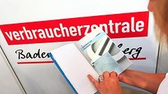 Mehrere Anträge der Oppositionsfraktionen fordern, die Aufgaben der Verbraucherzentralen auszuweiten.