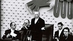 1965: Alterspräsident Konrad Adenauer hält eine Ansprache in der konstituierenden Sitzung des fünften Deutschen Bundestages.