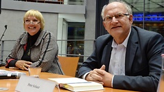 Claudia Roth, Peter Schaar in der Bibliothek des Bundestages