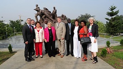Die Bundestagsdelegation mit Gastgebern von dem Parlament in Kigali (Ruanda); Dritte von links Anita Schäfer