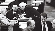Die CDU-Abgeordneten Adolf Müller und Hans Katzer mit Arbeitsminister Walter Arendt (stehend); im Vordergrund Norbert Blüm