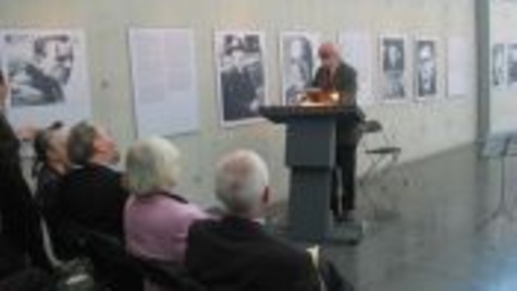 Herr Müller spricht das Grußwort zur Ausstellungseröffnung
