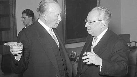Adenauer im Gespräch mit Ollenhauer mit Zigarre im Palais Schaumburg