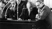 von Brentano am 19.03.1952 im Bonner Bundestag im Gespräch mit Bundeskanzler Konrad Adenauer am Rednerpult daneben Hallstein