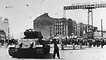 Ein Mann schlägt mit einer Stange auf einen sowjetischen Panzer ein (Nähe Potsdamer Platz).
