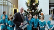 Bundestagspräsident Lammert nimmt im Westfoyer einen Weihnachtsbaum aus dem Naturpark Dübener Heide entgegen.