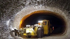 Salzbrocken werden mit einem Spezialfahrzeug auf einer 840 Meter tiefen Strecke im Erkundungsbergwerk in Gorleben von der Wand geschlagen.