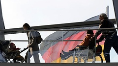 Kinderwagen und Rollstuhl auf dem Reichstagsgebäude