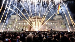 Feuerwerk vor dem Reichstagsgebäude