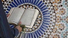 Jemand liest den Koran