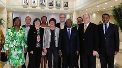 Gruppenbild mit Parlamentspräsident Guy Nzouba-Ndama (vorne in der Mitte); rechts daneben Delegationsleiter Hartwig Fischer, links daneben die Abgeordneten Martin Neumann (hinten), Ute Kumpf und Bettina Herlitzius (vorne).
