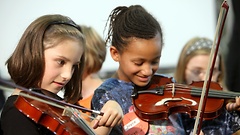 Jugendliche beim Geigenunterricht