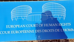 Das Schild vor dem Gebäude des Europäischen Gerichtshofs für Menschenrechte (EGMR) in Straßburg.