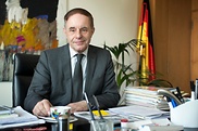 Jörg van Essen an seinem Schreibtisch in seinem Abgeordnetenbüro