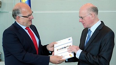 Peter Schaar übergibt den Datenschutzbericht an den Bundestagspräsidenten Norbert Lammert