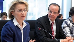 Bundesministerin von der Leyen mit dem Vorsitzenden des EU-Ausschusses, Gunther Krichbaum.
