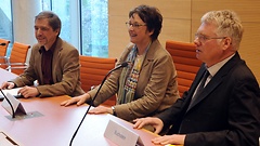 Brigitte Zypries (Mitte), Roland Lottha, und Hubertus Buchstein bei der Podiumsdiskussion zu Parlamentsfragen.