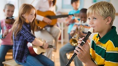Schulkinder spielen Instrumente