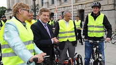 Die Abgeordneten Daniela Wagner, Holger Krestel (im Hintergrund), Bundestagsvizepräsident Eduard Oswald, Torsten Staffeldt und Gero Storjohann vor dem Start der parlamentarische Fahrradtour