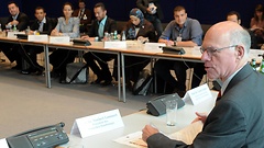 Bundestagspräsident Norbert Lammert stellt sich den Fragen von IPS-Stipendiaten.